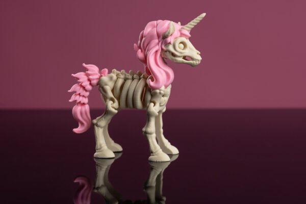 Unicorn Skeleton — vienradzis, kurš neiekļaujas klišejās.