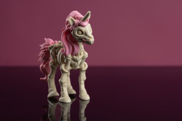 Unicorn Skeleton — vienradzis, kurš neiekļaujas klišejās. - Image 2